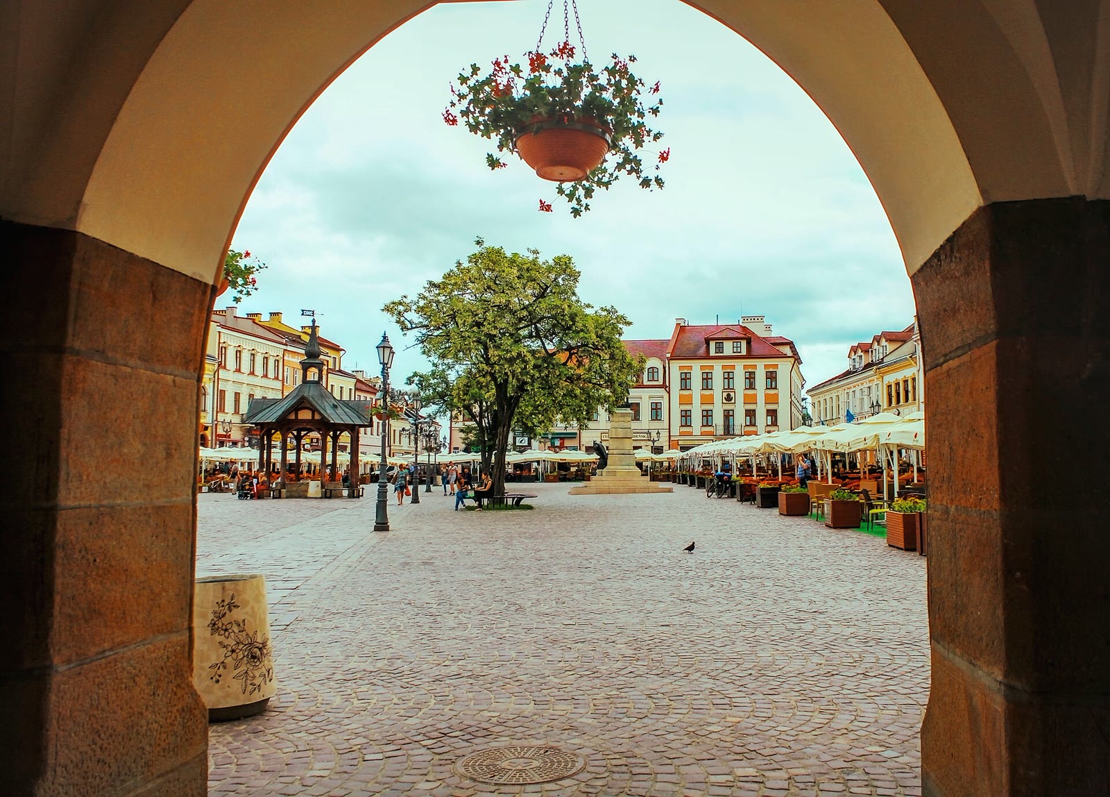 Rynek w Rzeszowie widziany spod arkad kamienicy