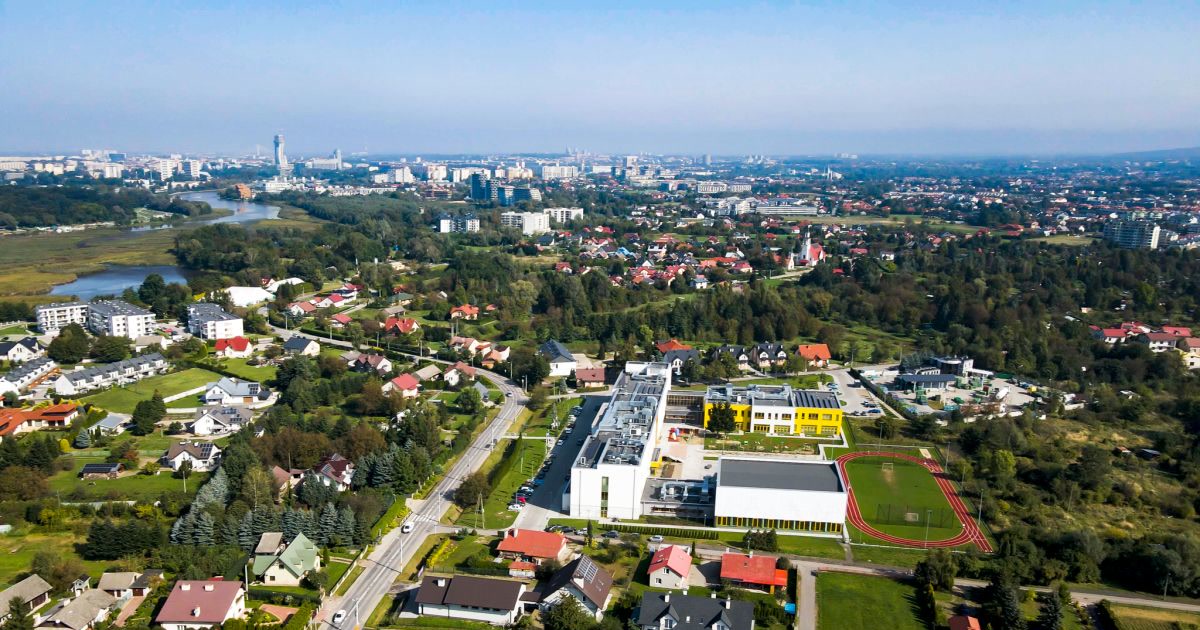 Rzeszów z lotu ptaka: zielone osiedla, Wisłok i panorama centrum